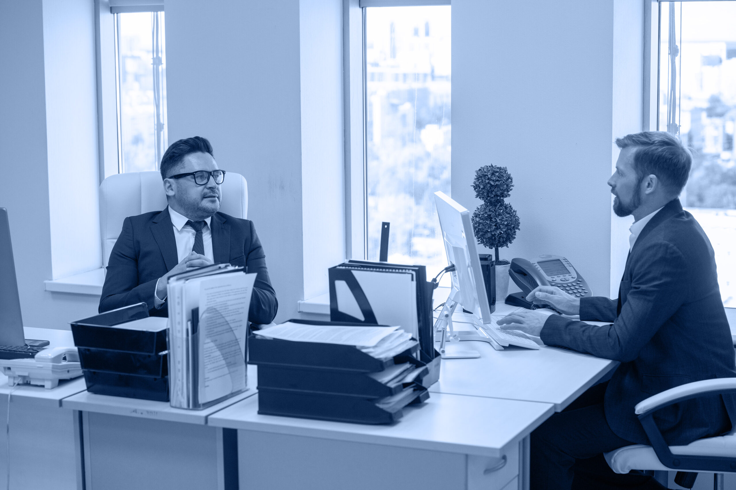 Asesoría en obtención de residencia y nacionalidad, facilitando el proceso de regularización para nuestros clientes.